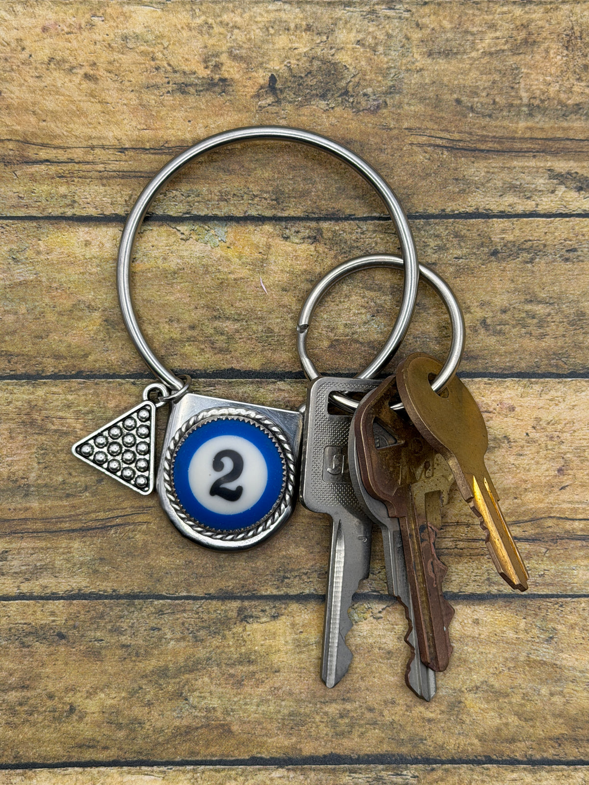 Steve – Billiard Ball #2 Round Safety Pin Keychain | Pool Style Jewelry | Rock & Roll Keyring