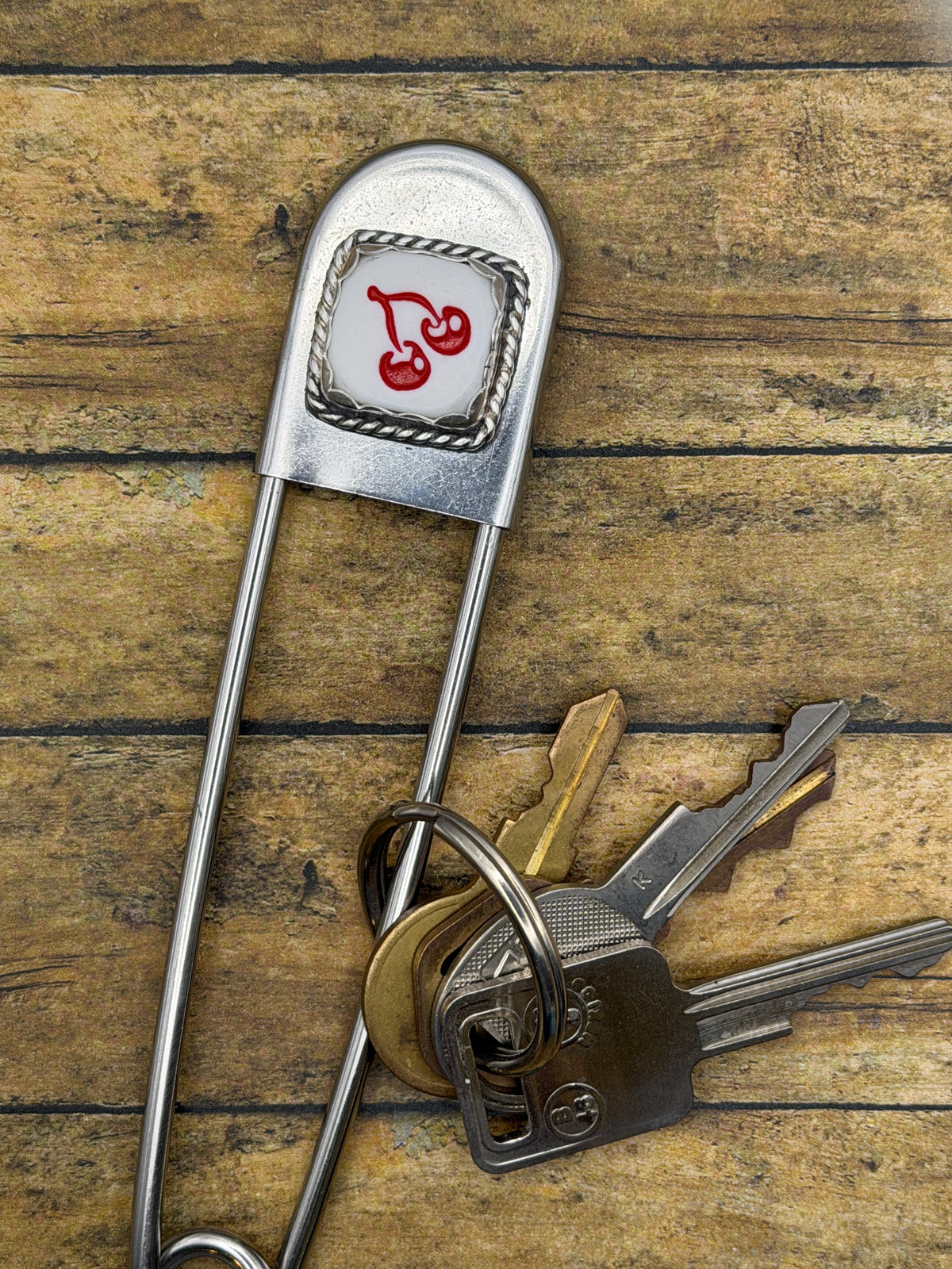 Vegas – Jumbo Safety Pin Keychain with Slot Machine Cherry Dice | Casino Accessory | Retro Vegas
