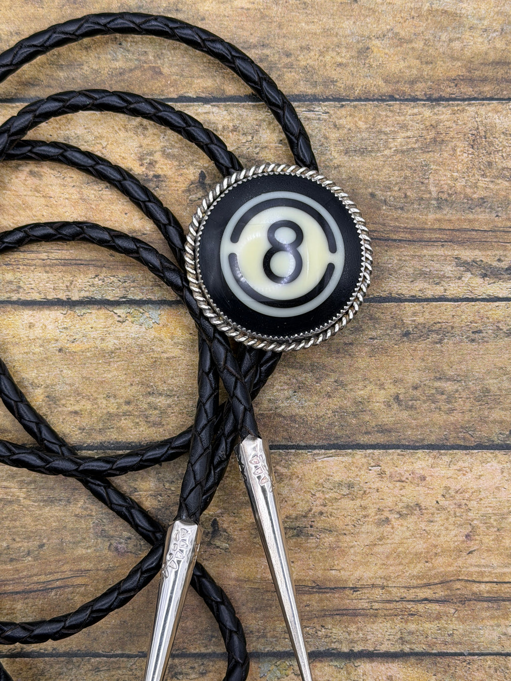 Sylvester – Retro Billiard 8-Ball Bolo Tie | Rock ’n’ Roll Western Statement Jewelry