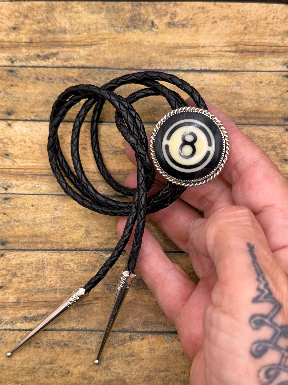 Sylvester – Retro Billiard 8-Ball Bolo Tie | Rock ’n’ Roll Western Statement Jewelry