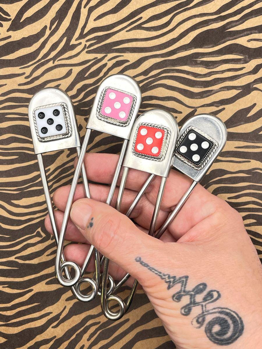 Zipper-Jumbo Safety Pin Keychain Black Dice #5