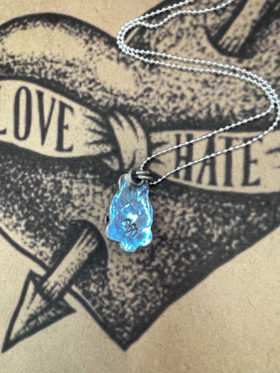 Yona-Tooth in Green Resin with Chain Detail Pendant